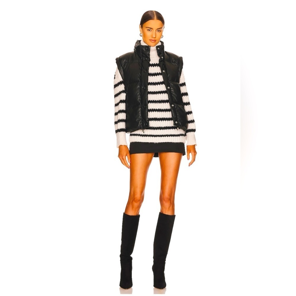 Line & Dot - REVOLVE ARIEL SWEATER IN BLACK & WHITE
Size Small $104 MSRP
